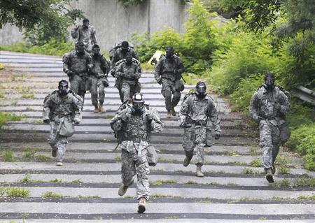 首都ソウル北郊の議政府（ウィジョンブ）で、防毒マスクを装着して訓練に励む在韓米軍の兵士たち。軍事技術はまさに日進月歩であり、近未来の戦場の風景すら想像の範囲を超えようとしている＝２０１５年７月８日、韓国（ＡＰ）