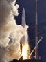 韓国南部、全羅南道の羅老宇宙センターから打ち上げられた韓国初の人工衛星搭載のロケット「羅老号（ＫＳＬＶ－１）。だがこのときは、衛星の正常軌道への投入に失敗した＝２００９年８月２５日（ＡＰ）