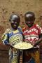 ＮＧＯ「ワールド・ビジョン」の施設で豆乳を飲むようになり栄養状態が良くなった子供たち。手に持っているのは、豆乳の搾りかす＝２０１５年４月１８日、ブルンジ（ワールド・ビジョン・ジャパン撮影）