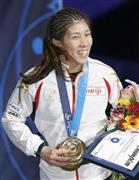 女子５３キロ級の表彰式を終え、金メダルを手に笑顔の吉田沙保里（さおり）＝２０１５年９月９日、米ネバダ州ラスベガス（共同）