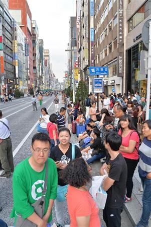 「爆買い」の中国人観光客らでにぎわう東京・銀座。訪日外国人の急増で、旅行収支は黒字が続く