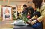 「横綱北の湖記念館」に設置された献花台に花を手向ける地元の人たち＝２０１５年１１月２１日午前、北海道有珠郡壮瞥町（共同）