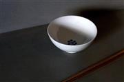 子どもたちに配られたワークショップオリジナルの真っ白なご飯茶碗＝２０１５年１２月１日（有賀瞳さん撮影、提供写真）