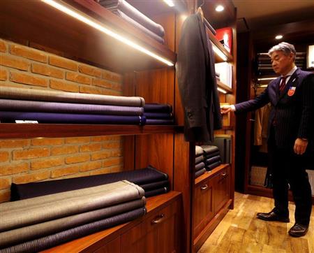 パターンオーダーのスーツは、英国製など約２００種の生地と、裏地、ボタンなどが選べる。縫製は国内で行っている＝東京都中央区の松屋銀座