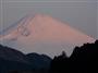 「暁富士」。空気が張り詰めた、夜明けの富士山。宝永火口がくっきり見える＝２０１２年３月１３日（井浦新さん撮影）