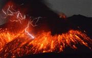 爆発的な噴火で真っ赤な噴石などが飛び散る鹿児島市の桜島＝５日午後６時５７分、鹿児島県垂水市牛根麓から