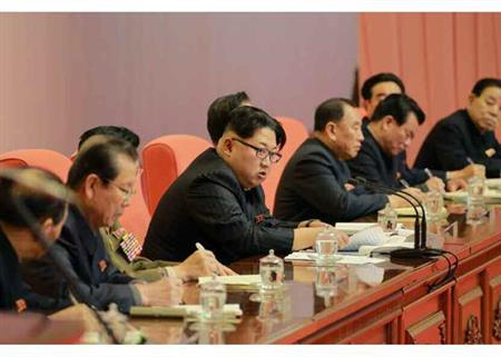 平壌で開かれた朝鮮労働党と朝鮮人民軍の拡大会議に出席した金正恩第１書記（中央）。右から４人目が金英哲氏とみられる人物（労働新聞のウェブサイトから）