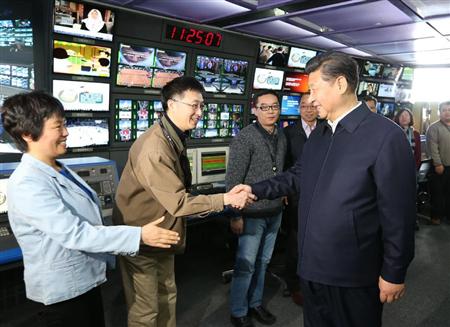 中国中央テレビを視察する習近平国家主席＝１９日、北京（新華社＝共同）