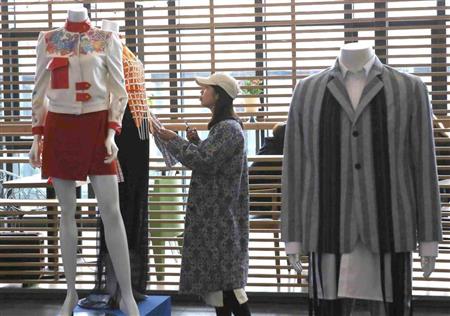北京市にある大学、北京服装学院が１５日に行った今年の卒業予定学生によるファッションデザイン展。中国は繊維産業の高度化を加速している段階にある（中国新聞社）