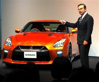 日産自動車の入社式で新入社員に旗艦スポーツ車「GT-R」の2017年モデルを先行披露したカルロス・ゴーン社長=1日、横浜市西区高島の日産グローバル本社ギャラリー 日産自動車の入社式で新入社員に旗艦スポーツ車「GT-R」の2017年モデルを先行披露したカルロス・ゴーン社長=1日、横浜市西区高島の日産グローバル本社ギャラリー
