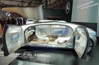 2015年10月、東京モーターショーに出展されたメルセデス・ベンツの自動運転車の試作車=東京・有明の東京ビッグサイト 2015年10月、東京モーターショーに出展されたメルセデス・ベンツの自動運転車の試作車=東京・有明の東京ビッグサイト