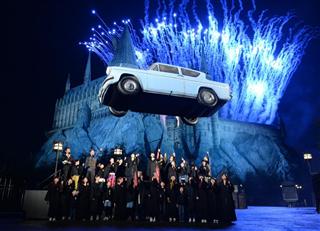 「ウィザーディング・ワールド・オブ・ハリー・ポッター」新アトラクションのオープニング・セレモニー。広瀬アリス・すず姉妹が登場し、呪文唱えると車が宙に浮いた=大阪市此花区(安元雄太撮影) 「ウィザーディング・ワールド・オブ・ハリー・ポッター」新アトラクションのオープニング・セレモニー。広瀬アリス・すず姉妹が登場し、呪文唱えると車が宙に浮いた=大阪市此花区(安元雄太撮影)