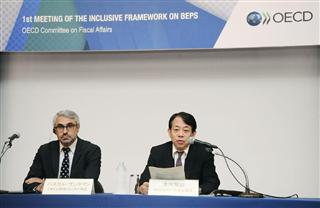 OECD租税委員会が閉幕し、記者会見する財務省の浅川雅嗣財務官(右)ら=1日午後、京都市 OECD租税委員会が閉幕し、記者会見する財務省の浅川雅嗣財務官(右)ら=1日午後、京都市