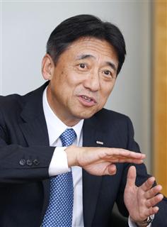 インタビューに答えるNTTドコモの吉沢和弘社長 インタビューに答えるNTTドコモの吉沢和弘社長