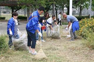 浪速公園での清掃活動。地域の人々と共に汗を流した 浪速公園での清掃活動。地域の人々と共に汗を流した