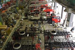 シャシレス工程で消防車が生産されている三田工場。秋から1、2月ごろが繁忙期にあたる=兵庫県三田市テクノパーク シャシレス工程で消防車が生産されている三田工場。秋から1、2月ごろが繁忙期にあたる=兵庫県三田市テクノパーク