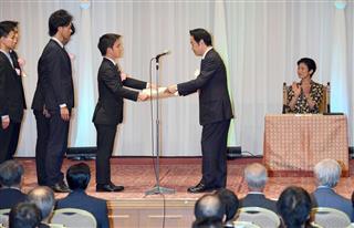 授賞式で北村経夫経済産業政務官(中央右)から賞状を授与されるNECの石山塁氏ら=28日、東京・元赤坂の明治記念館 授賞式で北村経夫経済産業政務官(中央右)から賞状を授与されるNECの石山塁氏ら=28日、東京・元赤坂の明治記念館