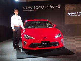 トヨタ自動車が約4年ぶりに改良したスポーツ車「86」を披露するチーフエンジニアの多田哲哉氏=7月5日、静岡県小山町の富士スピードウェイ トヨタ自動車が約4年ぶりに改良したスポーツ車「86」を披露するチーフエンジニアの多田哲哉氏=7月5日、静岡県小山町の富士スピードウェイ