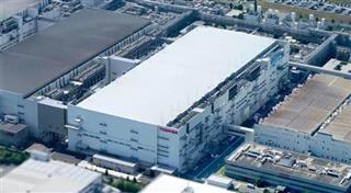 東芝などが建設した四日市工場(三重県四日市市)の新第2製造棟。高水準の計画通り企業が設備投資を実施できるかが注目される 東芝などが建設した四日市工場(三重県四日市市)の新第2製造棟。高水準の計画通り企業が設備投資を実施できるかが注目される