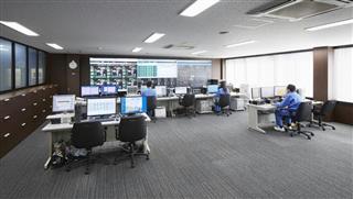 重工各社はIoTやAIを駆使した保守サービスに力を入れている。写真は三菱重工業・相模原製作所の遠隔監視センター(同社提供) 重工各社はIoTやAIを駆使した保守サービスに力を入れている。写真は三菱重工業・相模原製作所の遠隔監視センター(同社提供)