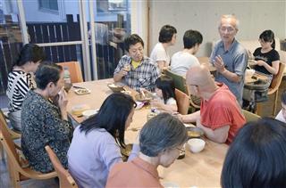 共用の食堂で夕食のカレーを一緒にとるコレクティブハウス聖蹟の住人=6月、東京都多摩市 共用の食堂で夕食のカレーを一緒にとるコレクティブハウス聖蹟の住人=6月、東京都多摩市