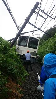 台風9号の影響で法面の土砂が崩れ、脱線した西武多摩湖線の車両=東京都東村山市廻田町 台風9号の影響で法面の土砂が崩れ、脱線した西武多摩湖線の車両=東京都東村山市廻田町