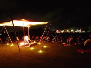 満月の下での神秘的なヨガ(北中城村役場提供) 満月の下での神秘的なヨガ(北中城村役場提供)