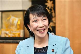 インタビューに応じる高市早苗総務相 インタビューに応じる高市早苗総務相