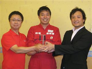 「ガレージスミダ」に入居するチャレナジーの清水敦史社長(中)、同社を支える浜野製作所の浜野慶一社長(左)、リバネスの丸幸弘CEO=東京都墨田区の浜野製作所 「ガレージスミダ」に入居するチャレナジーの清水敦史社長(中)、同社を支える浜野製作所の浜野慶一社長(左)、リバネスの丸幸弘CEO=東京都墨田区の浜野製作所