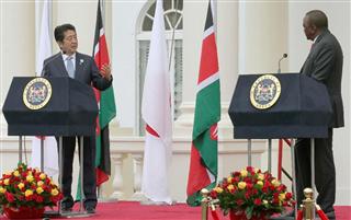 ケニアのケニヤッタ大統領（右）と共同記者発表する安倍首相＝８月２６日、ナイロビ（代表撮影・共同）