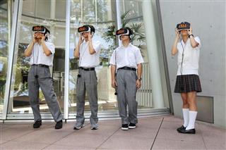 KDDIが企画した仮想現実(VR)を使った「課外授業」=8月31日、東京都渋谷区(KDDI提供) KDDIが企画した仮想現実(VR)を使った「課外授業」=8月31日、東京都渋谷区(KDDI提供)