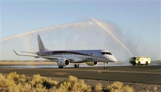 米西部ワシントン州モーゼスレイクの空港に到着し、歓迎の放水アーチをくぐるＭＲＪ＝２８日（共同）