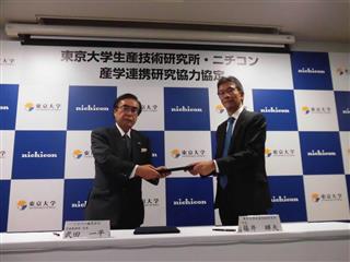 会見に臨んだニチコンの武田会長(左)と東京大学生産技術研究所の藤井所長=30日、東京都目黒区 会見に臨んだニチコンの武田会長(左)と東京大学生産技術研究所の藤井所長=30日、東京都目黒区