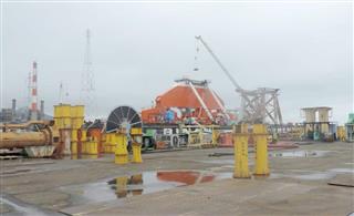 住友重機械搬送システムの新居浜工場で、船に産業用クレーンの一部を積み込む様子=9月29日、愛媛県新居浜市 住友重機械搬送システムの新居浜工場で、船に産業用クレーンの一部を積み込む様子=9月29日、愛媛県新居浜市