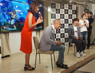 ゲームの観戦と食事ができる「シアターカフェ&ダイニングストーリア」の開店イベントで、お笑い芸人のコロコロチキチキペッパーズの2人が格闘ゲーム「ストリートファイター5」で対戦。タレントの吉木りささん(左端)やプロボクサーの宮尾綾香さんが2人を応援した=4日、東京都豊島区 ゲームの観戦と食事ができる「シアターカフェ&ダイニングストーリア」の開店イベントで、お笑い芸人のコロコロチキチキペッパーズの2人が格闘ゲーム「ストリートファイター5」で対戦。タレントの吉木りささん(左端)やプロボクサーの宮尾綾香さんが2人を応援した=4日、東京都豊島区