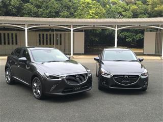 マツダが部分改良して発売する小型SUV「CX-3」(左)と小型車「デミオ」=14日、横浜市神奈川区 マツダが部分改良して発売する小型SUV「CX-3」(左)と小型車「デミオ」=14日、横浜市神奈川区