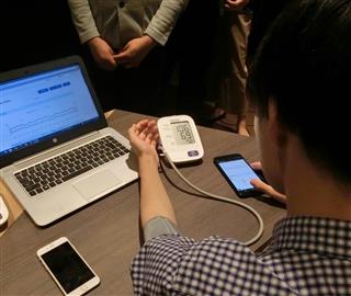 IoTを用いた遠隔診療プラットフォームサービスによる血圧測定。患者の負担軽減と医療費の節約が期待されている IoTを用いた遠隔診療プラットフォームサービスによる血圧測定。患者の負担軽減と医療費の節約が期待されている
