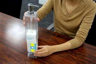 日本製紙の詰め替え容器「SPOPS(スポップス)」。シャンプーを30秒以下で移し替えられる 日本製紙の詰め替え容器「SPOPS(スポップス)」。シャンプーを30秒以下で移し替えられる