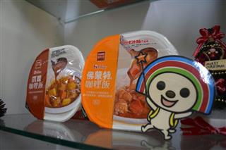 台湾のセブン-イレブンが販売する、ハウス食品のルーを使ったカレー弁当の包装=17日、台北市内の台湾ハウス食品 台湾のセブン-イレブンが販売する、ハウス食品のルーを使ったカレー弁当の包装=17日、台北市内の台湾ハウス食品