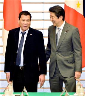 フィリピンのドゥテルテ大統領(左)との会談に臨む安倍晋三首相=26日、首相官邸 フィリピンのドゥテルテ大統領(左)との会談に臨む安倍晋三首相=26日、首相官邸