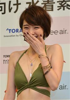 「2017年東レキャンペーンガール」に決まった朝香りほさん=1日午前、東京都中央区の東レ本社(植村光貴撮影) 「2017年東レキャンペーンガール」に決まった朝香りほさん=1日午前、東京都中央区の東レ本社(植村光貴撮影)