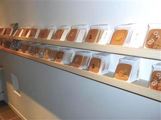 数多くの瓦せんべいをそろえた「銀座松崎煎餅銀座すずらん通り店」=東京都中央区 数多くの瓦せんべいをそろえた「銀座松崎煎餅銀座すずらん通り店」=東京都中央区