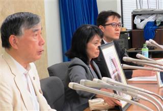 自殺した電通社員、高橋まつりさんの遺族の会見に臨む弁護士ら=7日、東京・霞ヶ関(天野健作撮影) 自殺した電通社員、高橋まつりさんの遺族の会見に臨む弁護士ら=7日、東京・霞ヶ関(天野健作撮影)