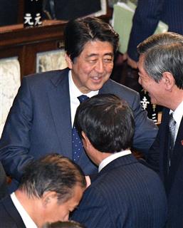 衆院本会議でTPP承認案が可決され、自民党の竹下亘国対委員長(右)と言葉を交わす安倍晋三首相=10日午後、国会(斎藤良雄撮影) 衆院本会議でTPP承認案が可決され、自民党の竹下亘国対委員長(右)と言葉を交わす安倍晋三首相=10日午後、国会(斎藤良雄撮影)