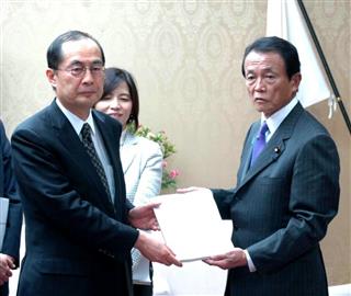 建議を手にする麻生太郎財務相(右)と財政制度等審議会の吉川洋会長=17日、東京都千代田区 建議を手にする麻生太郎財務相(右)と財政制度等審議会の吉川洋会長=17日、東京都千代田区