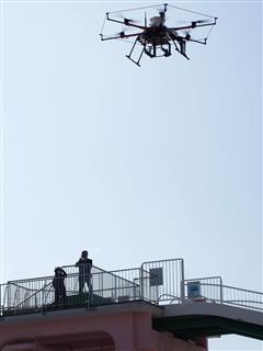 NTTドコモや楽天は平成31年の実用化を目指し、ドローン宅配の実証実験を行った=22日、千葉市美浜区(高橋寛次撮影) NTTドコモや楽天は平成31年の実用化を目指し、ドローン宅配の実証実験を行った=22日、千葉市美浜区(高橋寛次撮影)