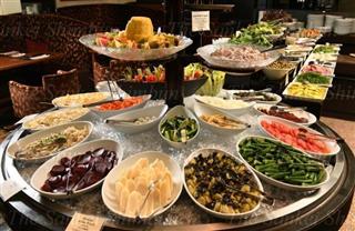 厚生労働省の調査では、成人男性・女性の朝食における野菜の摂取量は昼食、夕食に比べて少ない 厚生労働省の調査では、成人男性・女性の朝食における野菜の摂取量は昼食、夕食に比べて少ない