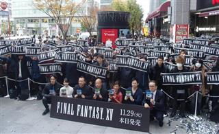 ファイナルファンタジー15の発売を喜ぶファンら=29日、東京都千代田区のヨドバシカメラマルチメディアAkiba ファイナルファンタジー15の発売を喜ぶファンら=29日、東京都千代田区のヨドバシカメラマルチメディアAkiba
