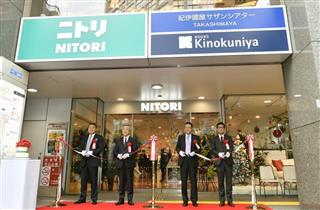 高島屋新宿店が入る商業施設に旗艦店をオープンし、テープカットするニトリの関係者=1日、東京都渋谷区 高島屋新宿店が入る商業施設に旗艦店をオープンし、テープカットするニトリの関係者=1日、東京都渋谷区
