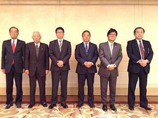 遊技場メダル自動補給装置工業会の大泉政治理事長(右から2人目)と新役員 遊技場メダル自動補給装置工業会の大泉政治理事長(右から2人目)と新役員